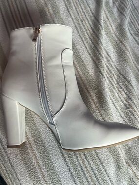 Women's White Pointed Toe High Heel Ankle Boots with Side Zip